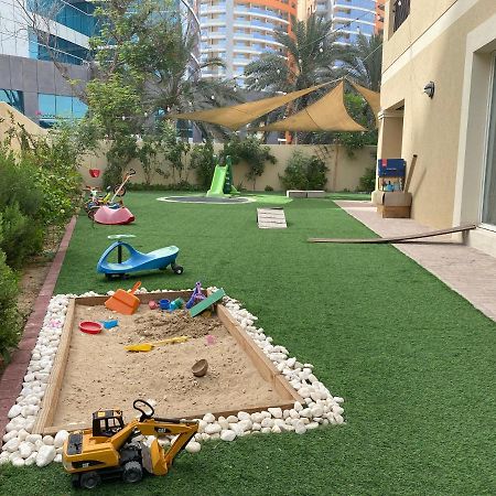 Spacious 4-Bedroom Villa, Children Friendly Dubai Exterior foto