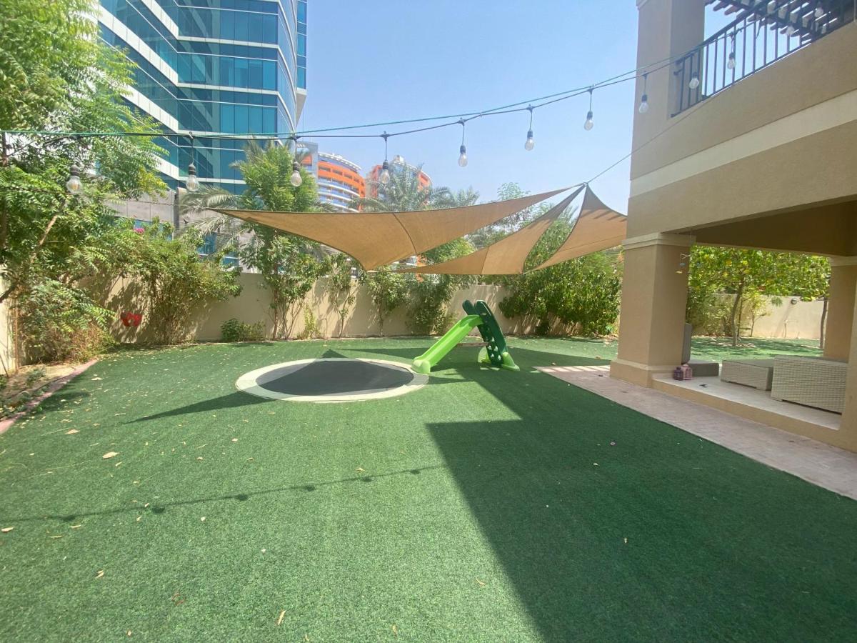 Spacious 4-Bedroom Villa, Children Friendly Dubai Exterior foto