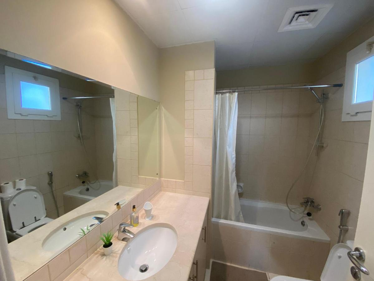Spacious 4-Bedroom Villa, Children Friendly Dubai Exterior foto